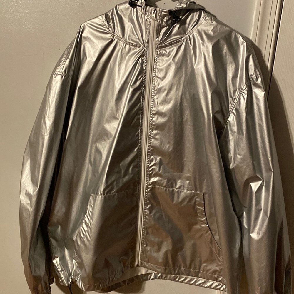 Gently used active jacket. Feel free to comment for any further information.